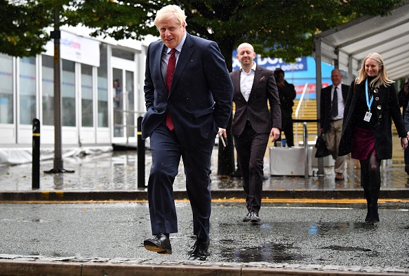 -Le premier ministre Boris Johnson se rend à l'hôtel Midland après avoir été interviewé par des journalistes lors de la troisième journée de la conférence du parti conservateur le 1er octobre 2019 à Manchester, en Angleterre. Photo par Jeff J Mitchell / Getty Images.