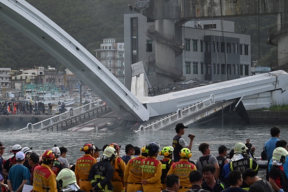 Le pont s'est effondré dans le nord-est de Taïwan le 1er octobre, blessant au moins 14 personnes alors qu'il s'écrasait sur des bateaux de pêche amarrés en dessous.    (Photo : SAM YEH/AFP/Getty Images)