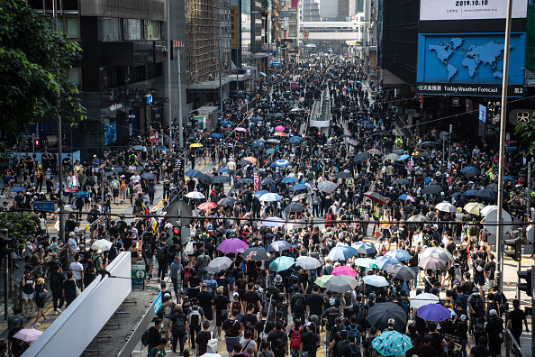 -Des manifestants participent à une marche illégale dans le centre le 1er octobre 2019 à Hong Kong, Chine. Photo par Laurel Chor / Getty Images.