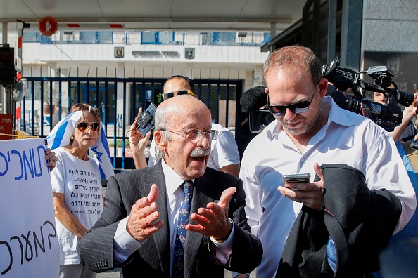 -Ram Caspi l'avocat du Premier ministre, arrive au ministère de la Justice à Jérusalem le 2 octobre 2019, avant l'audience préalable à la mise en accusation du Premier ministre Benjamin Netanyahu. Photo de Menahem KAHANA / AFP / Getty Images.