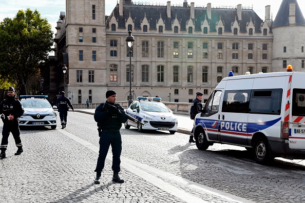 Des policiers montent la garde près de la préfecture de police de Paris le 3 octobre 2019 après que quatre policiers ont été tués dans une attaque au couteau. (Photo : Bertrand GUAY / AFP) 