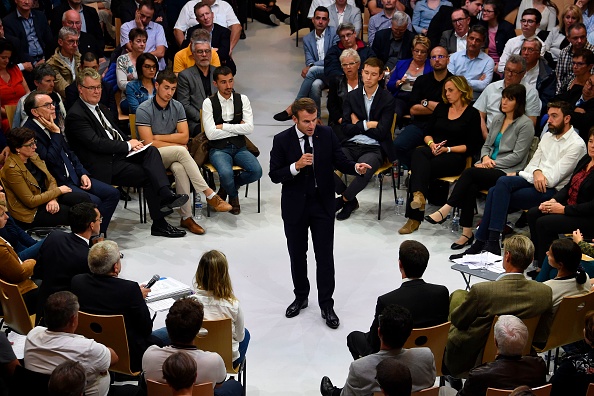 Emmanuel Macron participe à un débat sur le thème des retraites lors d'une visite à Rodez. (Photo : ERIC CABANIS/POOL/AFP via Getty Images)
