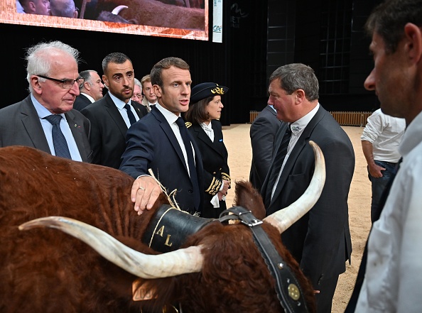 Emmanuel Macron s'entretient avec les agriculteurs le 4 octobre 2019, lors d'une visite au Sommet de l'Elevage à Cournon d'Auvergne près de Clermont-Ferrand. (Photo : PHILIPPE DESMAZES/AFP via Getty Images)