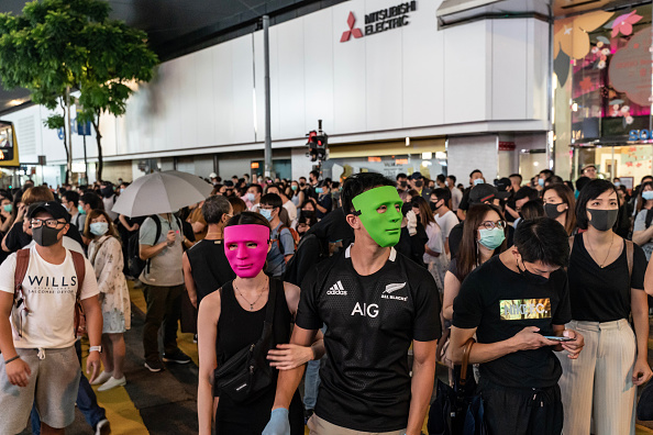 Des manifestants démocrates défilent dans une rue dans le district de Causeway Bay le 4 octobre 2019 à Hong Kong. Le gouvernement de Hong Kong a invoqué vendredi une loi anti-masque interdisant aux personnes de porter un masque lors de manifestations publiques(Photo : Anthony Kwan/Getty Images)