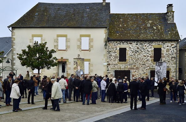-Les gens se rassemblent lors d'un hommage à l'ancien président français dans sa région d'origine, à Sainte-Féréole en Corrèze, le 5 octobre 2019. L'ancien président français Jacques Chirac est décédé le 26 septembre 2019 à l'âge de 86 ans. Photo de GEORGES GOBET / AFP / Getty Images.