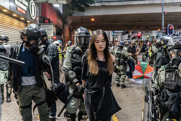 Une manifestante pro-démocratie est arrêtée par la police lors d'un affrontement lors d'une manifestation dans le district de Wan Chai le 6 octobre 2019 à Hong Kong.(Photo : Anthony Kwan/Getty Images)