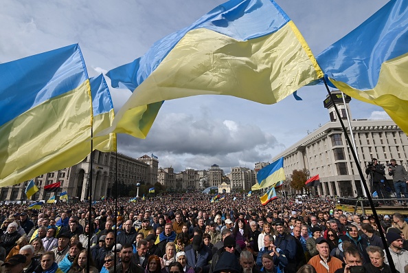 Des manifestants agitent des drapeaux nationaux ukrainiens le 6 octobre 2019 dans le centre de Kiev pour protester contre l'élargissement de l'autonomie des territoires séparatistes, dans le cadre d'un plan visant à mettre fin à une guerre avec des combattants soutenus par la Russie. (Photo :  GENYA SAVILOV/AFP via Getty Images)