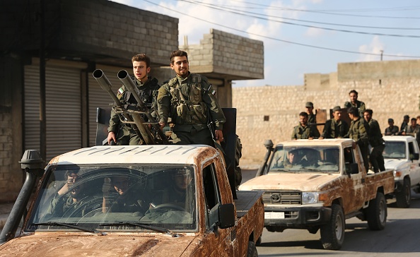Des combattants rebelles syriens soutenus par la Turquie se sont rassemblés près de la frontière syro-turque au nord d'Alep le 7 octobre 2019. (Photo : NAZEER AL-KHATIB/AFP via Getty Images)