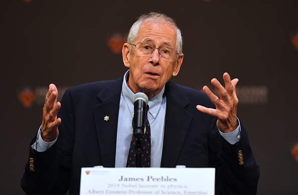 Le professeur James Peebles, lauréat du prix Nobel de physique, prend la parole lors d'une conférence de presse à l'Université de Princeton le 8 octobre 2019 à Princeton, dans le New Jersey. (Photo :  JOHANNES EISELE/AFP via Getty Images)