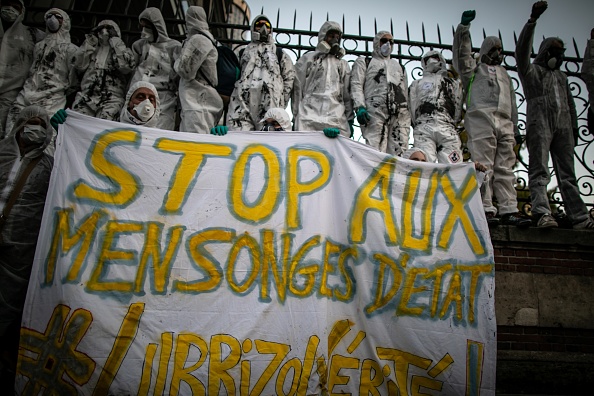 Le 8 octobre 2019, à l'usine Lubrizol de Rouen, les gens dénoncent les autorités soupçonnées de "cacher la vérité" sur les effets de l'incendie.  (Photo :  LOU BENOIST / AFP) 