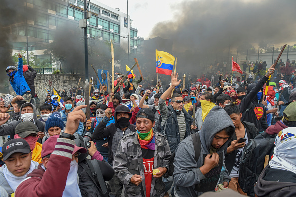Les manifestants se sont affrontés avec la police anti-émeute près de l'assemblée nationale à Quito le 8 octobre 2019, à la suite de manifestations de protestation contre la forte hausse des prix du carburant provoquée par la décision des autorités de supprimer les subventions. Des milliers de manifestants se sont rassemblés mardi dans la capitale équatorienne, Quito. (Photo : MARTIN BERNETTI/AFP via Getty Images)