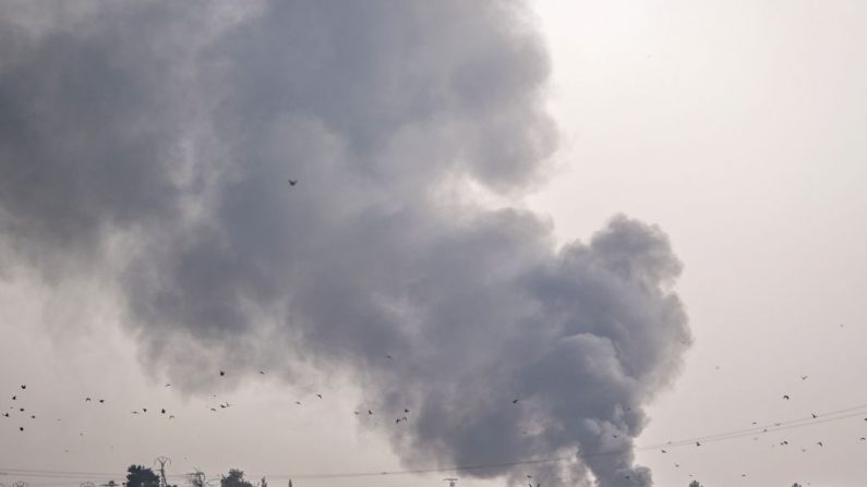 La fumée s'élève de la ville syrienne de Tal Abyad après les bombardements turcs à la frontière près d'Akcakale dans la province de Sanliurfa le 9 octobre 2019. La Turquie a lancé un assaut contre les forces kurdes dans le nord de la Syrie avec des frappes aériennes et des tirs d'artillerie signalés le long de la frontière. (BULENT KILIC/AFP via Getty Images)