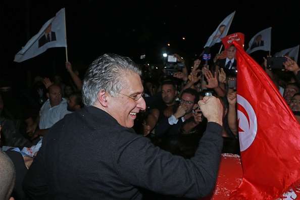 Le candidat à la présidence tunisienne, Nabil Karoui, salue ses partisans après avoir été libéré de la prison de Mornaguia, près de la capitale Tunis, le 9 octobre 2019, juste avant le second tour.(Photo :  ANIS MILI/AFP via Getty Images)