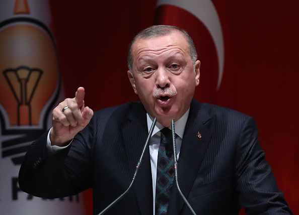 Le 10 octobre 2019, le président turc Recep Tayyip Erdogan a pris la parole lors d'une rencontre avec les chefs du parti de la justice et du développement (AK) au pouvoir à Ankara. (Photo : ADEM ALTAN/AFP via Getty Images)