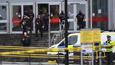 Plusieurs personnes poignardées dans une attaque au couteau à Manchester, la police antiterroriste saisie
