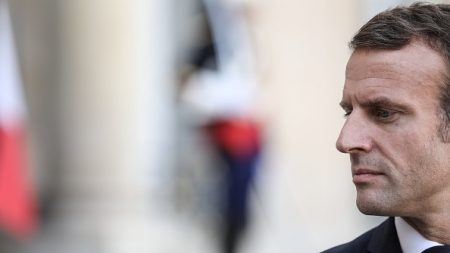 Urgences : Emmanuel Macron promet de remettre « des moyens »