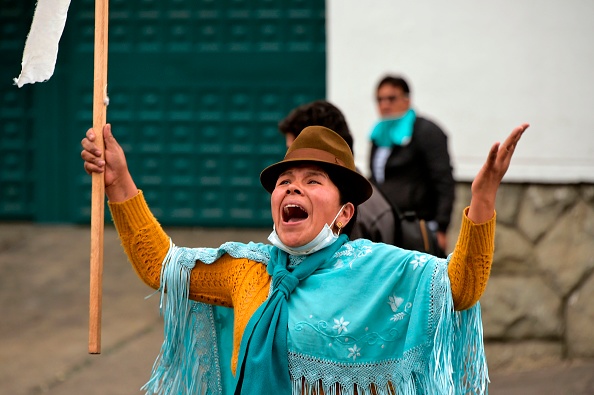 Une femme autochtone portant un drapeau blanc participe à une manifestation contre une hausse du prix de l'essence ordonnée par le gouvernement pour obtenir un prêt du FMI, à Quito, le 11 octobre 2019. (Photo : RODRIGO BUENDIA/AFP via Getty Images)