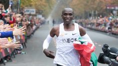 Marathon : le Kényan Eliud Kipchoge passe sous la barre mythique des 2 heures