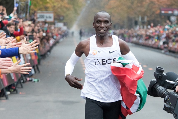 Le Kényan Eliud Kipchoge est devenu le premier homme à passer sous la barre mythique des deux heures au marathon samedi lors d'une course non officielle à Vienne taillée sur mesure pour permettre l'exploit. (ALEX HALADA/AFP via Getty Images)
