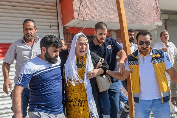 Une femme âgée est évacuée d'un bâtiment à Akcakale, une ville proche de la frontière turque avec la Syrie, le 13 octobre 2019, après avoir été touchée par une roquette qui aurait été tirée depuis la Syrie. (Photo : BULENT KILIC/AFP via Getty Images)