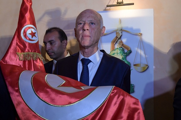 -L'universitaire conservateur Kais Saied célèbre sa victoire à l'élection présidentielle tunisienne à Tunis, la capitale, le 13 octobre 2019. Il a déclaré avoir recueilli près de 77% des suffrages, contre 23% pour Karoui. Photo de FETHI BELAID / AFP via Getty Images.
