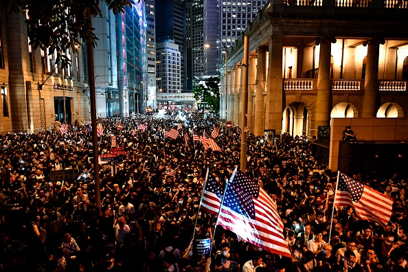 -Les manifestants participent à un rassemblement à Hong Kong le 14 Octobre, 2019, appelant les politiciens américains à adopter un projet de loi qui pourrait modifier les relations de Washington avec le centre des affaires. Photo par ANTHONY WALLACE / AFP via Getty Images.