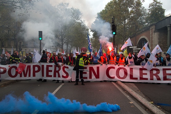 Les  "Pompiers en colère ". Manifestation nationale des pompiers professionnels à Paris, le 15 octobre 2019.   (Photo : -/AFP via Getty Images)