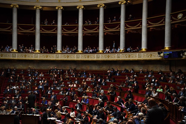 L'Assemblée nationale a validé la reconduction de la prime exceptionnelle dite "prime Macron". (CHRISTOPHE ARCHAMBAULT / AFP) 