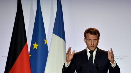 Polémique sur le port du voile : Emmanuel  Macron appelle à ne pas « stigmatiser nos concitoyens »