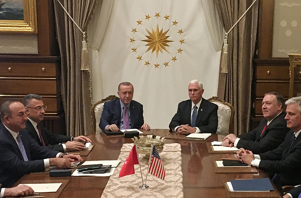 Le président turc Recep Tayyip Erdogan (centre-gauche) et le vice-président américain Mike Pence (centre-droite), accompagnés du secrétaire d’État Mike Pompeo (4ème droite), du vice-président turc Fuat Oktay (4ème gauche), du ministre turc des Affaires étrangères, Mevlut Cavusoglu (3ème gauche) et de principaux collaborateurs, se sont réuni au complexe présidentiel à Ankara, en Turquie, le 17 octobre 2019. (Photo : SHAUN TANDON/POOL/AFP via Getty Images)