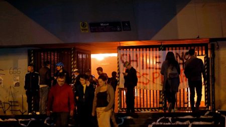Chili: état d’urgence après de violentes manifestations dues à la hausse du prix du métro