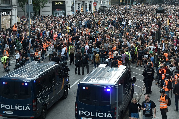 Les manifestants se sont réunis à Via Laietana, le 19 octobre 2019 à Barcelone.(Photo : JOSEP LAGO/AFP via Getty Images)
