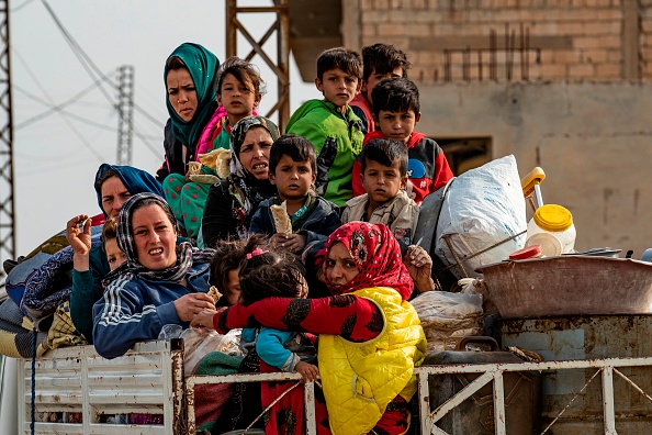 Les Syriens fuient avec leurs biens de la ville de Ras al-Ain, dans le nord-est de la Syrie, à la frontière turque, vers l'ouest, jusqu'à la ville de Tal Tamr, le 19 octobre 2019. (Photo : DELIL SOULEIMAN/AFP via Getty Images)