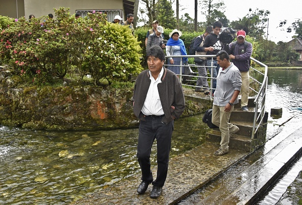 -Le président bolivien Evo Morales se rend dans une ferme à truites avant de déjeuner, dans un restaurant de la municipalité de Villa Tunari, en Bolivie, le 19 octobre 2019, la veille des élections. Morales, premier président d'Amérique latine à briguer dimanche un second mandat pour la quatrième fois, est le premier chef d'État autochtone du pays. Photo par AIZAR RALDES / AFP via Getty Images.
