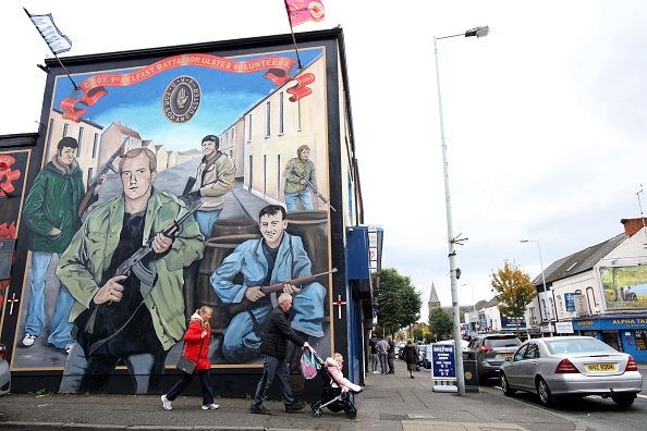 Des peintures murales commémorent les paramilitaires loyalistes morts pour "la cause" sur la route Shankill à Belfast le 19 octobre 2019. (Photo : PAUL FAITH/AFP via Getty Images)