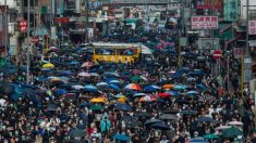 Peu après l’agression d’un éminent militant, 350.000 Hongkongais marchent malgré l’interdiction policière