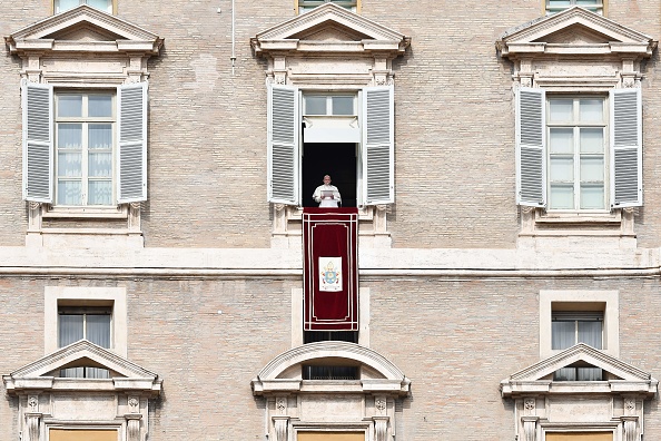 Le Pape François s'adresse aux fidèles depuis la fenêtre du palais apostolique du Vatican. (Photo : Vincenzo PINTO / AFP) 