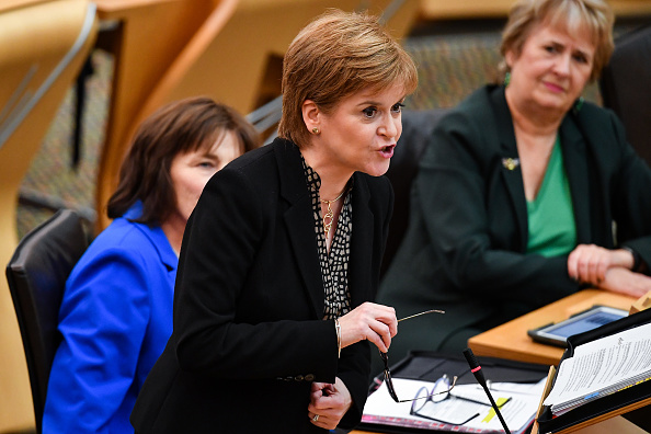Le Premier ministre d'Écosse, Nicola Sturgeon, répond aux questions du Premier ministre écossais le 26 septembre 2019 à Édimbourg, en Écosse.(Photo : Jeff J Mitchell/Getty Images)