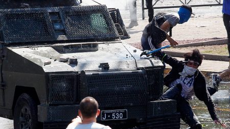 Chili: 7 morts dans les émeutes, le président déclare le pays « en guerre »