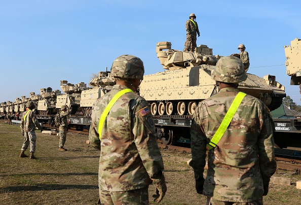 Des membres du 1er Bataillon du 9e Régiment de l'armée américaine déchargent du matériel de combat lourd, dont des chars Abrams et des véhicules de combat Bradley, à la gare ferroviaire près de la base militaire de Pabrade en Lituanie, le 21 octobre 2019.(Photo : PETRAS MALUKAS/AFP via Getty Images)