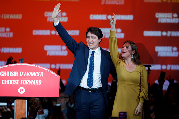 Le premier ministre canadien Justin Trudeau salue ses supporters aux côtés de son épouse, Sophie Grégoire Trudeau, après avoir prononcé son discours de victoire le 21 octobre 2019 à Montréal. (Photo : Cole Burston/Getty Images)
