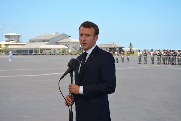 Emmanuel Macron à son arrivée à l'aéroport international Dzaoudzi-Pamandzi de l'île française de Mayotte, le 22 octobre 2019, lors de la première journée d'une visite de cinq jours dans les îles françaises de Mayotte, Grande Glorieuse et La Réunion. (Photo : Samuel BOSCHER / AFP) 