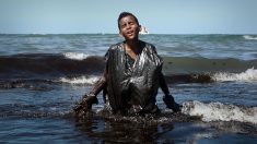 Détresse d’un jeune garçon souillé de pétrole au Brésil