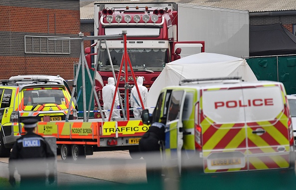 -Des officiers de la police judiciaire britannique travaillent sur le camion, contenant 39 corps, retrouvés dans le parc industriel de Waterglade à Grays, à l'est de Londres, le 23 octobre 2019. Photo de BEN STANSALL / AFP via Getty Images.