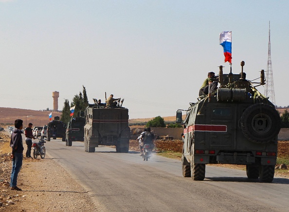 Un convoi de véhicules de l'armée russe se dirige vers la ville de Kobane, située dans le nord-est de la Syrie, le 23 octobre 2019,(Photo : AFP via Getty Images)