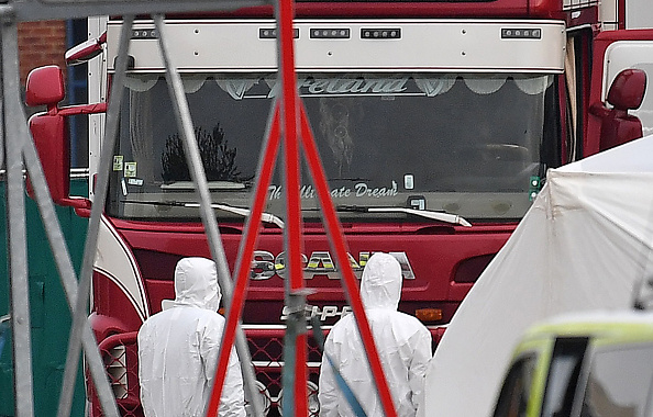 Des experts de la police scientifique britannique travaillent sur un camion après sa découverte dans le parc industriel de Waterglade à Grays, à l'est de Londres, le 23 octobre 2019, qui contenait 39 cadavres. (Ben STANSALL / AFP) 