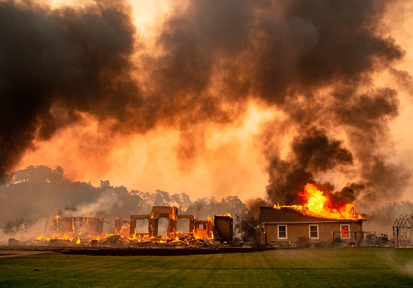 Un bâtiment est en flammes dans un vignoble lors de l'incendie de Kincade près de Geyserville, Californie. (Photo : JOSH EDELSON/AFP via Getty Images)