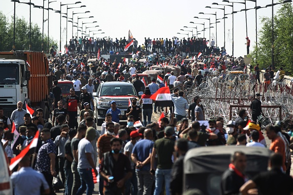 Les manifestants irakiens se rassemblent sur le pont Al-Jumhuriyah à Bagdad, le 26 octobre 2019. (Photo : -/AFP via Getty Images)