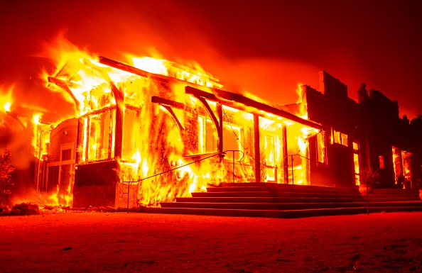 -Le Soda Rock Winery brûle alors que les flammes traversent Healdsburg, Californie, le 27 octobre 2019. Des vents puissants attisaient les feux de forêt dans le nord de la Californie dans des conditions potentiellement historique. Photo de JOSH EDELSON / AFP via Getty Images.