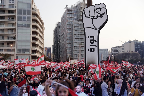 Illustration- Les manifestants libanais lèvent un grand poing fermé portant l'inscription "révolution" sur la Place des Martyrs, au centre de la capitale Beyrouth, le 27 octobre 2019, au cours des manifestations anti-gouvernementales en cours. Photo par ANWAR AMRO / AFP via Getty Images.